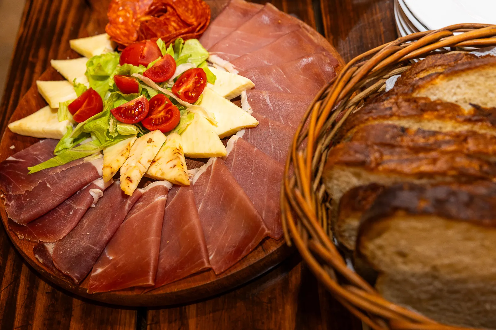 Dalmatian tasting platter with prosciutto, cheese and fresh bread